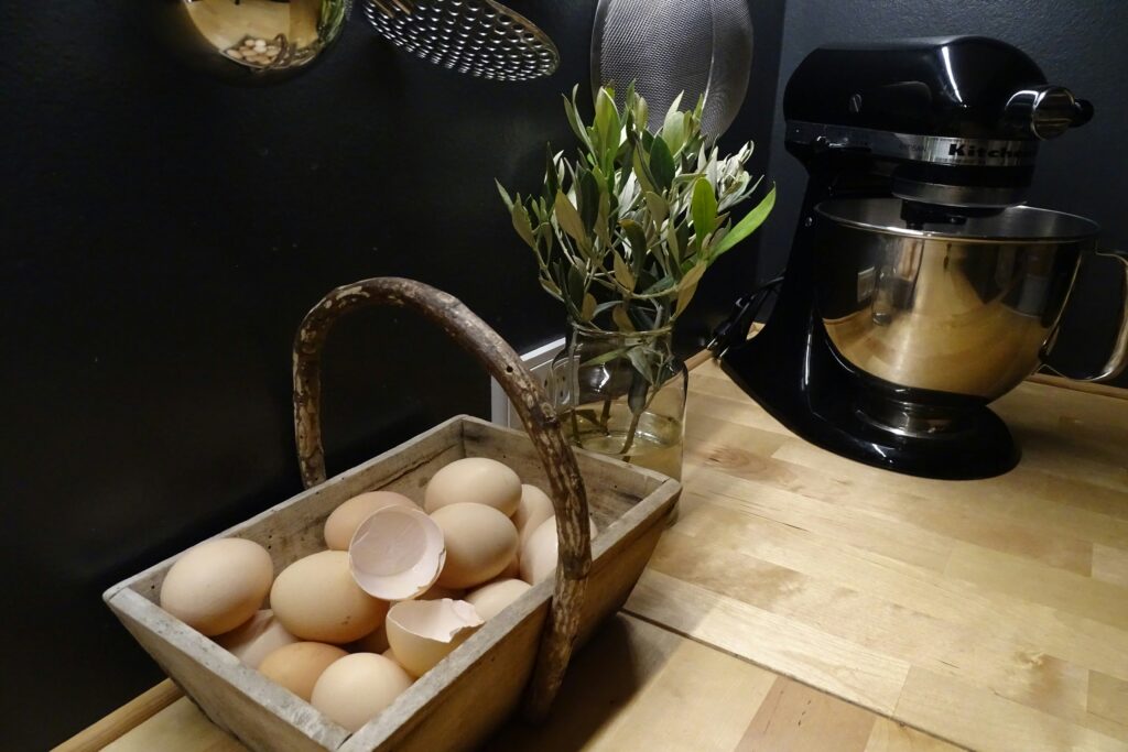 How long do farm fresh eggs stay on the counter?