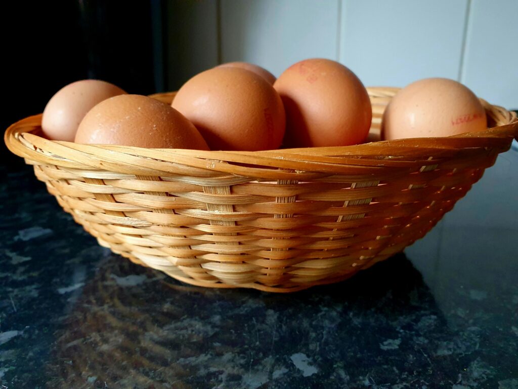 How long do farm fresh eggs last on the counter?